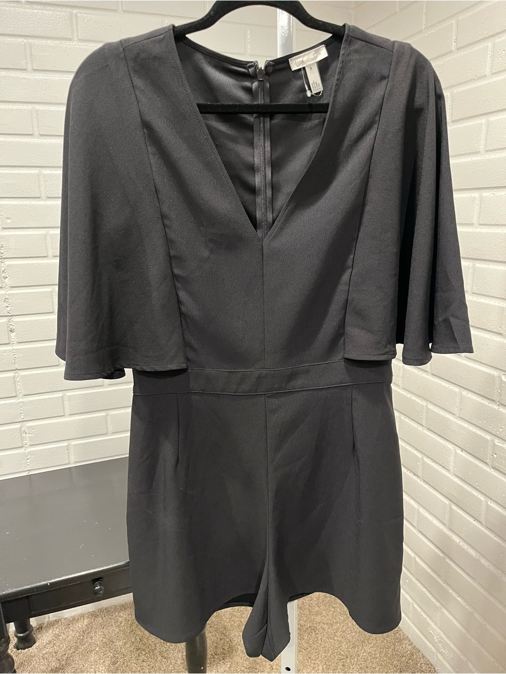 Leith Black Flutter Sleeve V-Neck Romper Size M
